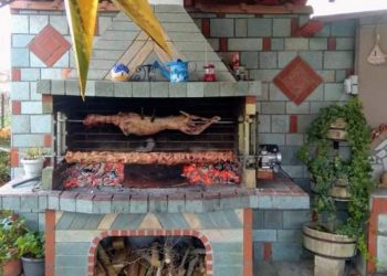 Έψησαν αρνιά και τραγουδούσαν θα το μεθύσουμε τον ήλιο… 