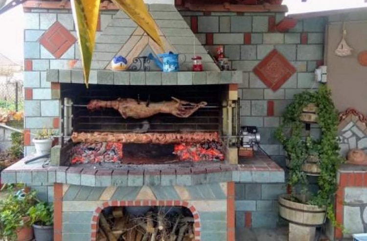 Έψησαν αρνιά και τραγουδούσαν θα το μεθύσουμε τον ήλιο… 