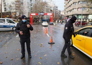 «Θεριζει» ο κορωνοϊός στην Τουρκία: Ξεπέρασαν τα 2 εκατομμύρια τα κρούσματα