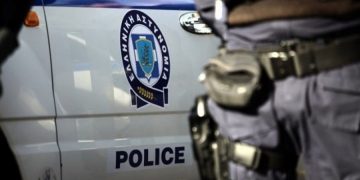 Έβαλε …εφημερίδες στην τζαμαρία και λειτουργούσε καφενείο που ήταν «σφραγισμένο»