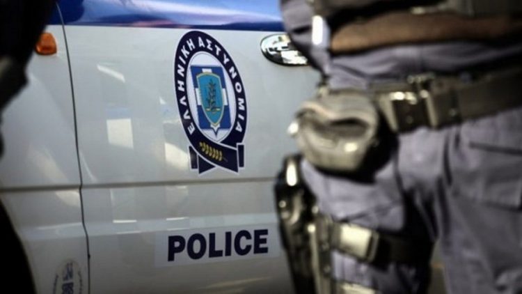Έβαλε …εφημερίδες στην τζαμαρία και λειτουργούσε καφενείο που ήταν «σφραγισμένο»