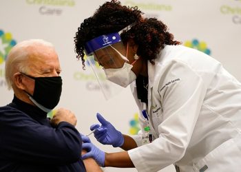 O Τζο Μπάιντεν έκανε το εμβόλιο της Pfizer