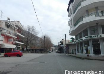«Νέκρωσε» η Φαρκαδόνα – Η εικόνα με τα μαζεμένα τραπεζοκαθίσματα προκαλεί θλίψη!