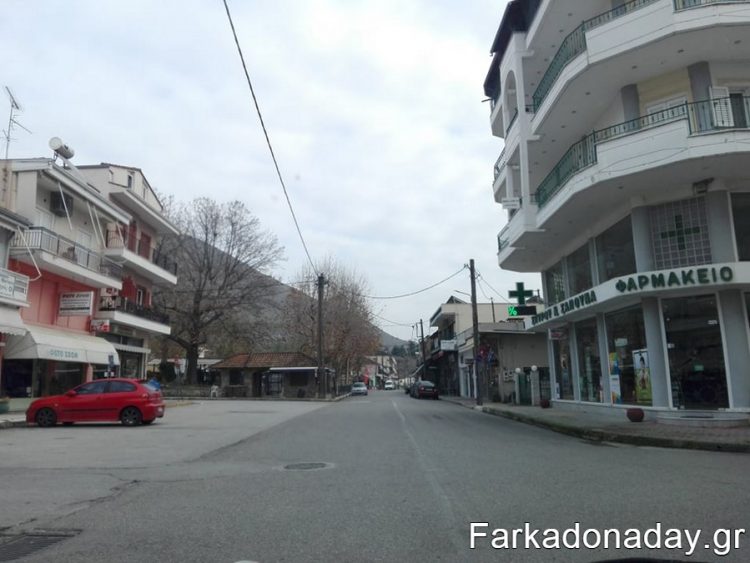 «Νέκρωσε» η Φαρκαδόνα – Η εικόνα με τα μαζεμένα τραπεζοκαθίσματα προκαλεί θλίψη!