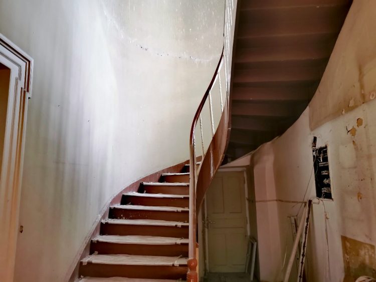 Κρυφές ματιές στο υπό ανακαίνιση Λαογραφικό Μουσείο Τρικάλων