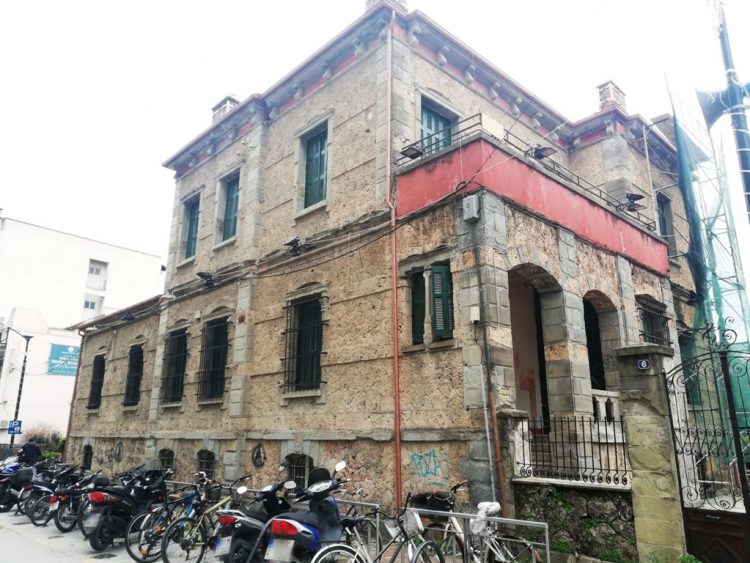 Κρυφές ματιές στο υπό ανακαίνιση Λαογραφικό Μουσείο Τρικάλων