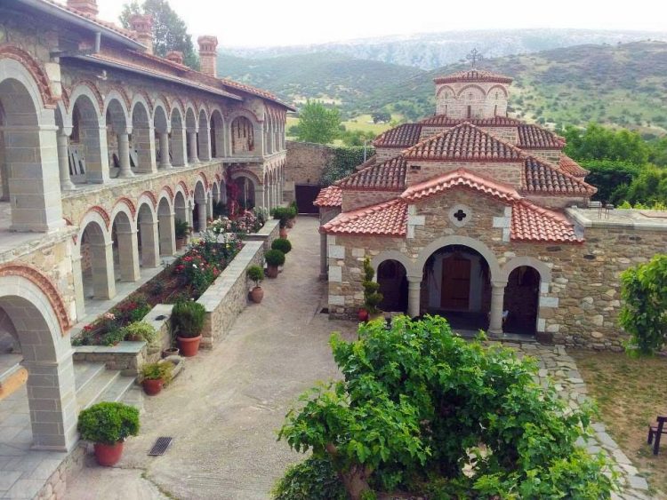 Ανοιχτές εκκλησίες μόνο ανήμερα τα Χριστούγεννα και τα Φώτα: Πώς θα λειτουργήσουν