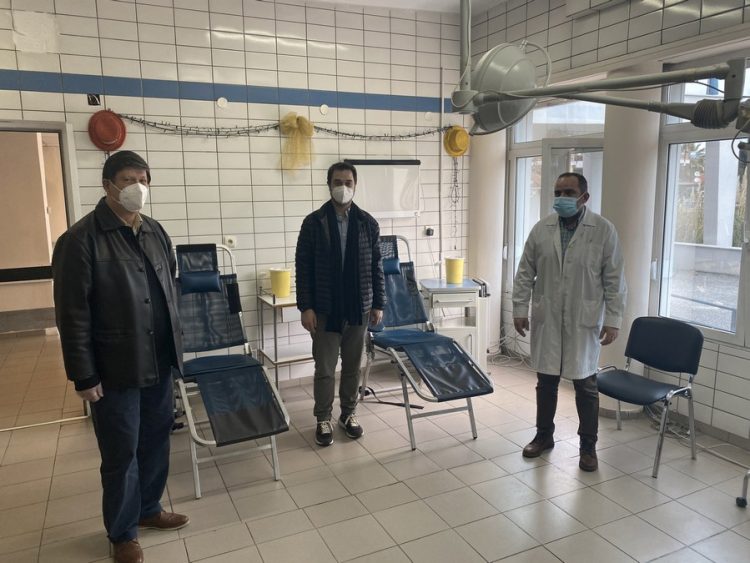Ξεναγήθηκε στους χώρους του Νοσοκομείου Τρικάλων όπου θα πραγματοποιηθούν  οι εμβολιασμοί