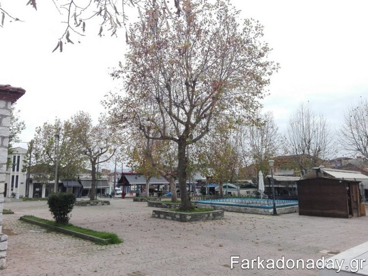«Νέκρωσε» η Φαρκαδόνα – Η εικόνα με τα μαζεμένα τραπεζοκαθίσματα προκαλεί θλίψη!