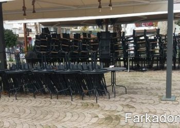 «Νέκρωσε» η Φαρκαδόνα – Η εικόνα με τα μαζεμένα τραπεζοκαθίσματα προκαλεί θλίψη!