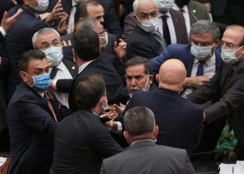 Τουρκία: Ξύλο μεταξύ βουλευτών στο Κοινοβούλιο – Γιατί πιάστηκαν στα χέρια – ΒΙΝΤΕΟ