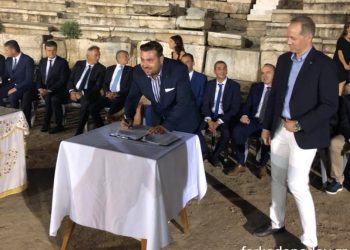 Και όμως επιμένει . . . . .