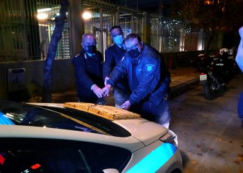 Πρωτοχρονιά στο καθήκον: Έκοψαν τη βασιλόπιτα πάνω στο περιπολικό οι Λαρισαίοι αστυνομικοί