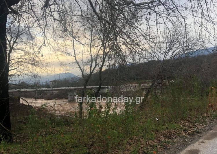 Διακοπή κυκλοφορίας στη γέφυρα του Πηνειού στο Διαλεκτό
