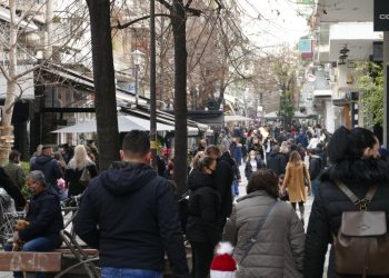 Πάει περίπατο η καραντίνα – Όλοι έξω,  Χαμός στην Λάρισα