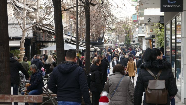 Πάει περίπατο η καραντίνα – Όλοι έξω,  Χαμός στην Λάρισα