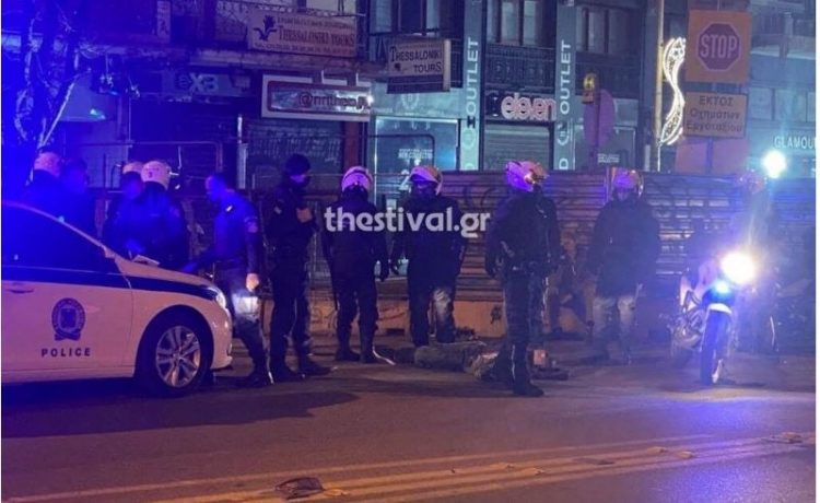Έκανε το λάθος να την προσβάλει μπροστά στον σύντροφό της