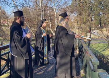Ο Δεσπότης ευλόγησε τα ύδατα του Πηνειού ρίχνοντας τον Σταυρό