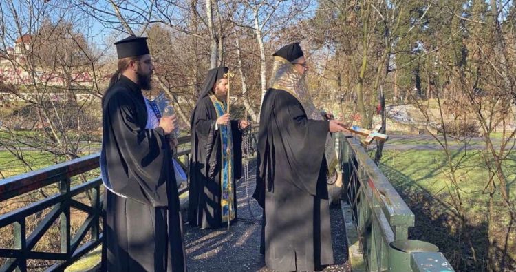 Ο Δεσπότης ευλόγησε τα ύδατα του Πηνειού ρίχνοντας τον Σταυρό