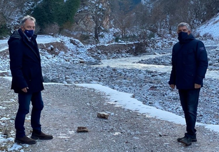 Σε Αθαμανία και Περτούλι Αγοραστός και Μιχαλάκης μετά τις ζημιές που προκάλεσε ο «Λέανδρος»
