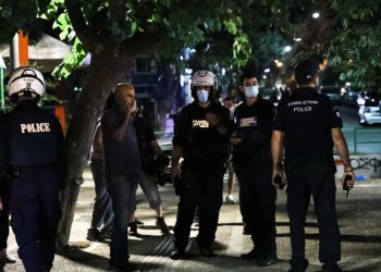 Απαγόρευση συναθροίσεων άνω των 100 ατόμων – Τσουχτερά πρόστιμα