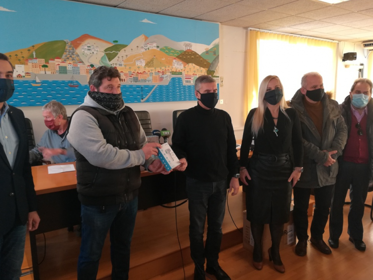 Ψηφιακά θερμόμετρα στην Ένωση Ποδοσφαιρικών Σωματείων Θεσσαλίας παρέδωσε ο Αγοραστός