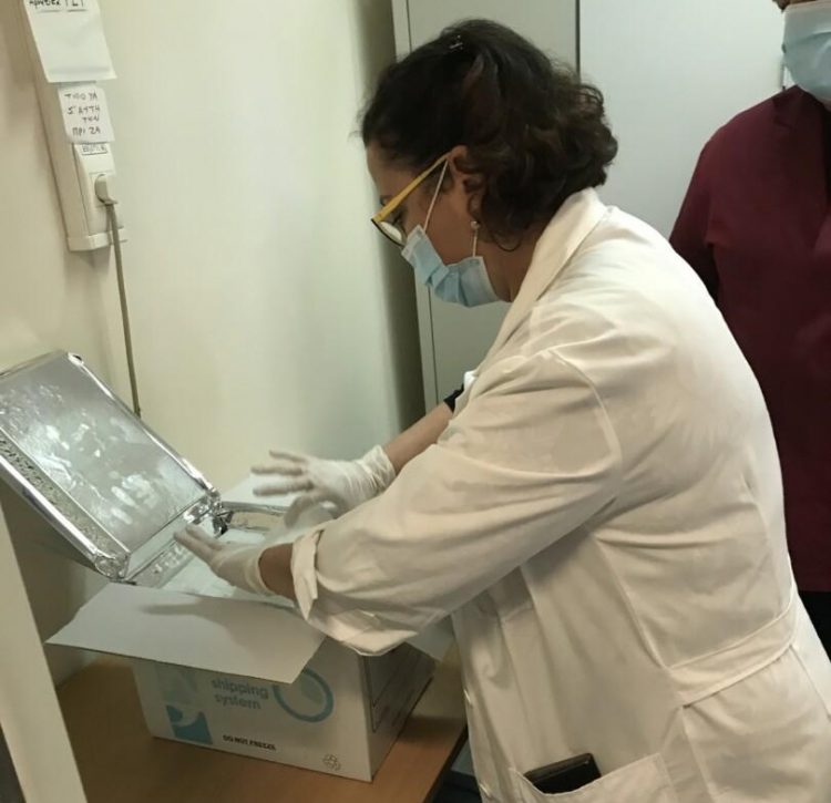 Τρίκαλα: Παραδόθηκαν στο νοσοκομείο οι πρώτες δόσεις εμβολίων – ΒΙΝΤΕΟ