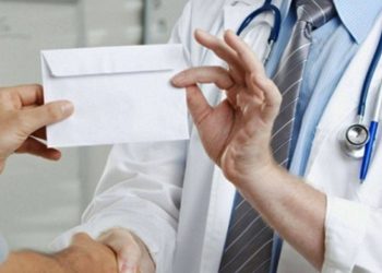 Συνελήφθη ορθοπεδικός – χειρουργός του Ασκληπιείου Βούλας για “φακελάκι“