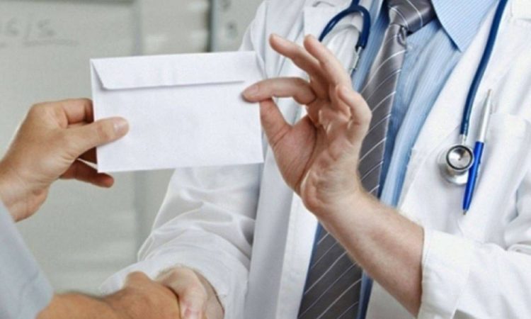 Συνελήφθη ορθοπεδικός – χειρουργός του Ασκληπιείου Βούλας για “φακελάκι“