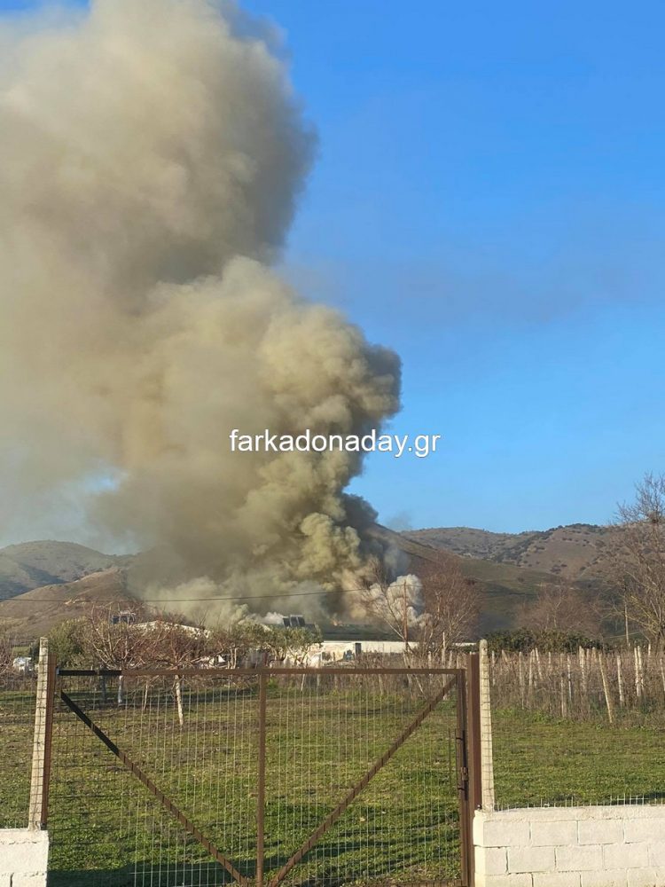Οι πρώτες εικόνες από τη φωτιά στο εργοστάσιο Υφαντής στο Γριζάνο