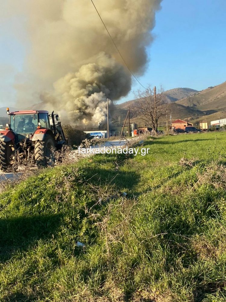 Οι πρώτες εικόνες από τη φωτιά στο εργοστάσιο Υφαντής στο Γριζάνο