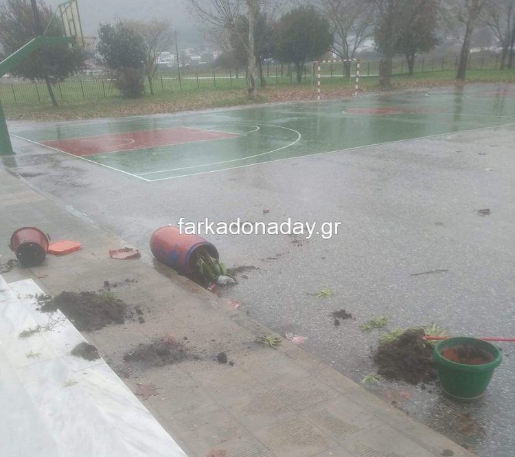 Άγνωστοι προκάλεσαν φθορές στο ΓΕΛ  Φαρκαδόνας