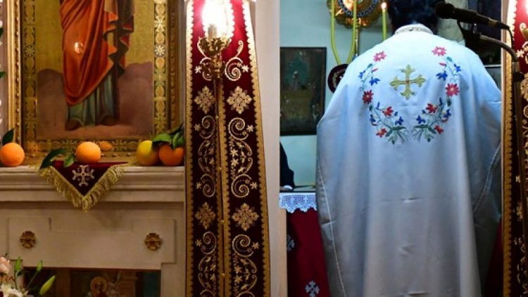 Έφοδος της αστυνομίας σε εκκλησία στη Λάρισα – Με χειροπέδες στο αυτόφωρο ο ιερέας – Πρόστιμα στους πιστούς