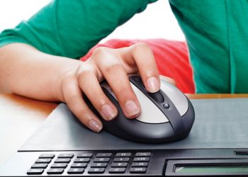 Σήμα κινδύνου για τον εθισμό στο Διαδίκτυο – Ευάλωτα τα παιδιά που αναζητούν «χειροκρότημα»