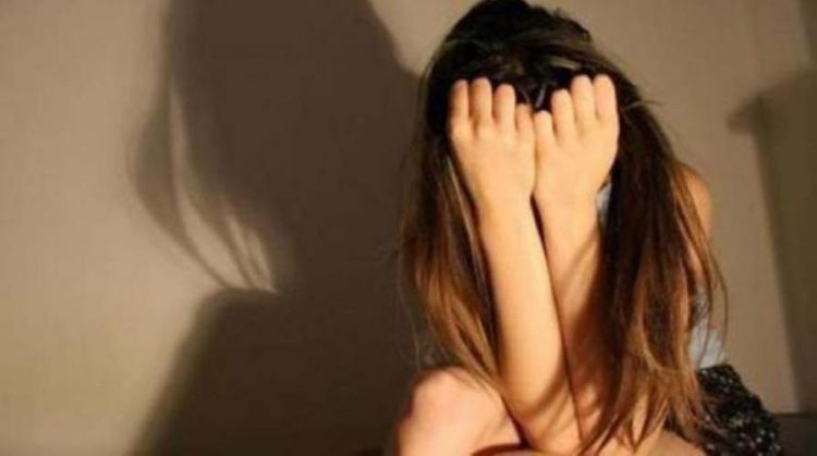 Σοκ στον Τύρναβο: Ενήλικας βιντεοσκοπούσε ανήλικα κορίτσια