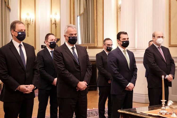 Με θρησκευτικό όρκο ορκίστηκε υπουργός Ενέργειας ο Κώστας Σκρέκας (BINTEO)