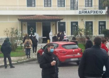 Εν αναμονή των αποτελεσμάτων στα Μεγάλα Καλύβια –  Μεγάλη συμμετοχή για τα rapid test