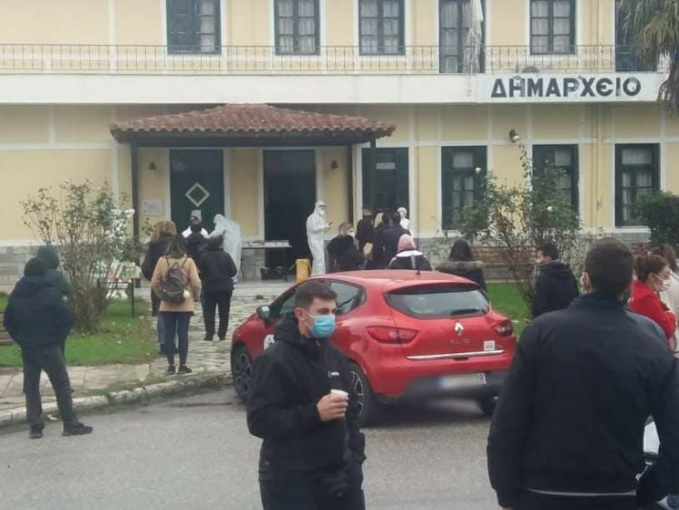 Εν αναμονή των αποτελεσμάτων στα Μεγάλα Καλύβια –  Μεγάλη συμμετοχή για τα rapid test