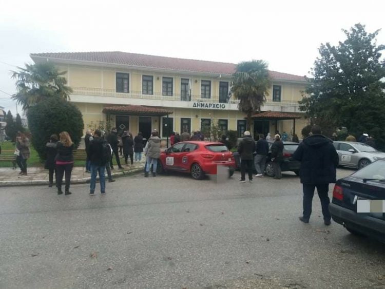 Εν αναμονή των αποτελεσμάτων στα Μεγάλα Καλύβια –  Μεγάλη συμμετοχή για τα rapid test