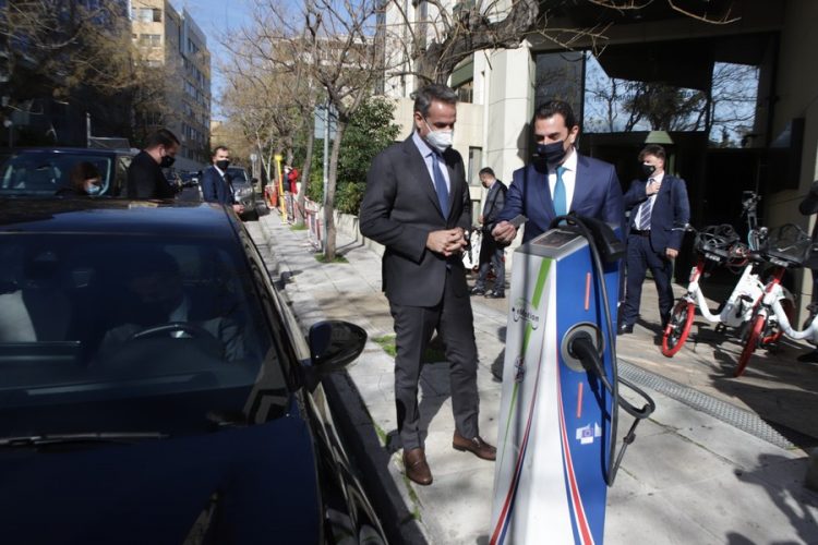 Τον Μητσοτάκη υποδέχθηκε ο Σκρέκας στο Υπουργείο Περιβάλλοντος και Ενέργειας