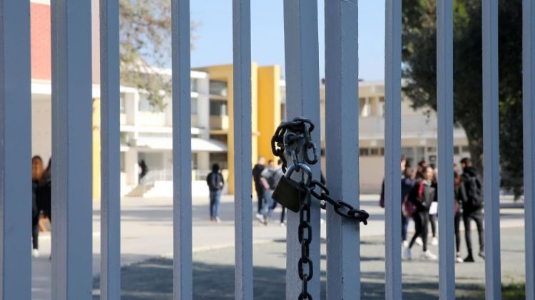 ΚΕΔΕ προς Δημάρχους: Τα Υπουργεία αποκλειστικά αρμόδια για το κλείσιμο σχολείων
