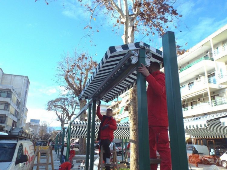 Τοποθετούνται και οι τέντες στη νέα λαϊκή αγορά στα Τρίκαλα
