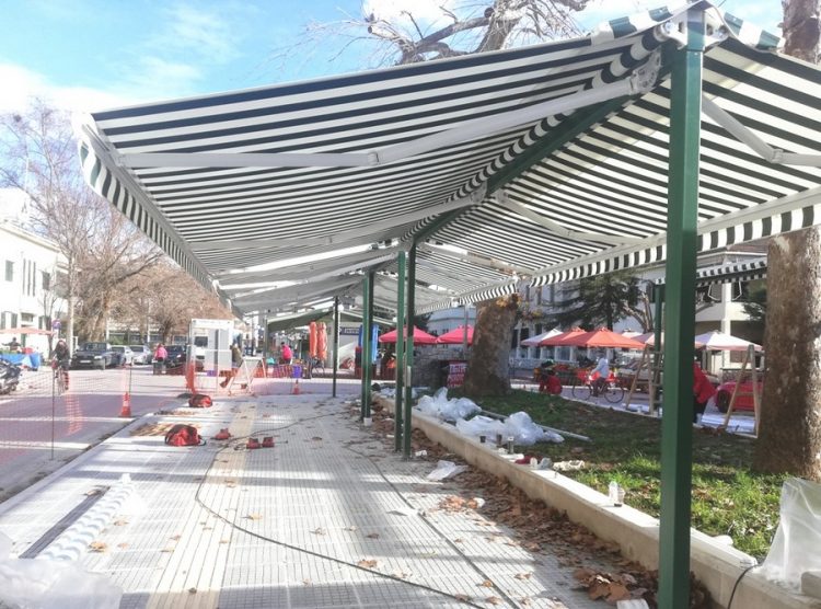 Τοποθετούνται και οι τέντες στη νέα λαϊκή αγορά στα Τρίκαλα