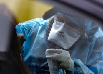 Επιτέλους ελπίδα: Η φτηνή κολχικίνη «χτυπά» τον κορωνοϊό