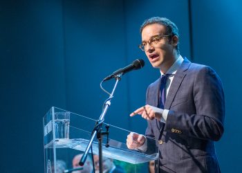 Μικέλης Χατζηγάκης: «Κλυδωνισμοί στην Δυτική Δημοκρατία»