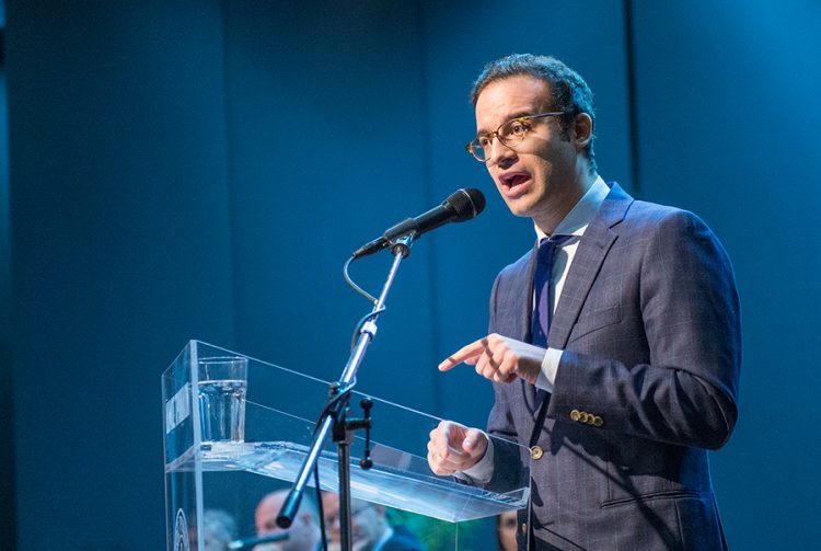 Μικέλης Χατζηγάκης: «Κλυδωνισμοί στην Δυτική Δημοκρατία»