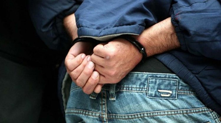 Μεγάλη αστυνομική επιχείρηση στα Φάρσαλα – Έλεγχοι, προσαγωγές και συλλήψεις για όπλα και ναρκωτικά
