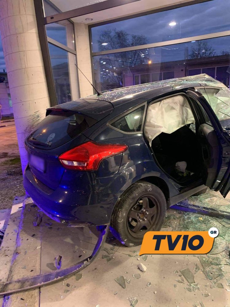 Τρίκαλα: Αυτοκίνητο καρφώθηκε σε κατάστημα ελαστικών (φωτο)