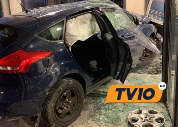 Τρίκαλα: Αυτοκίνητο καρφώθηκε σε κατάστημα ελαστικών (φωτο)