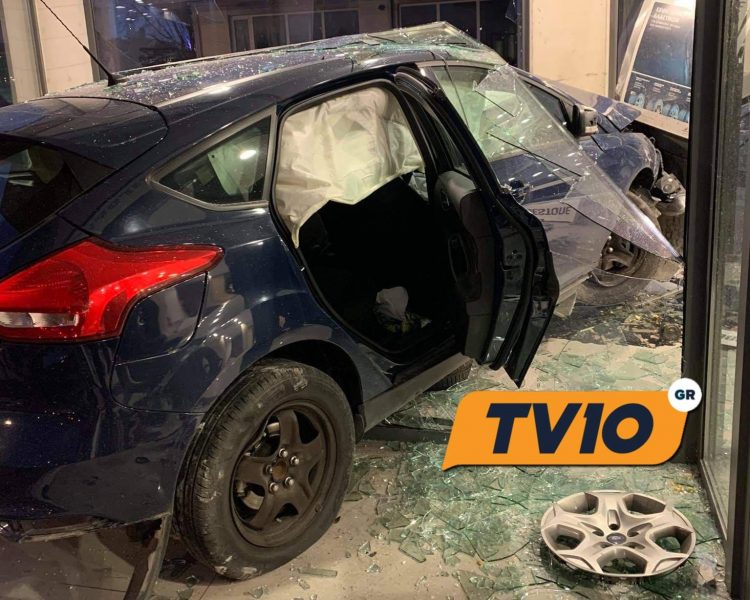 Τρίκαλα: Αυτοκίνητο καρφώθηκε σε κατάστημα ελαστικών (φωτο)